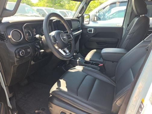 Earl Clearcoat 2024 Jeep Wrangler 4-Door Sahara 4x4