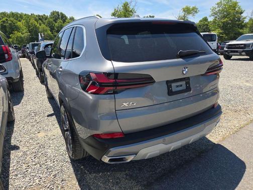 Skyscraper Grey Metallic 2026 BMW X5 xDrive40i