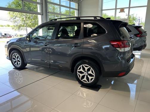 Magnetite Gray Metallic 2024 Subaru Forester Premium