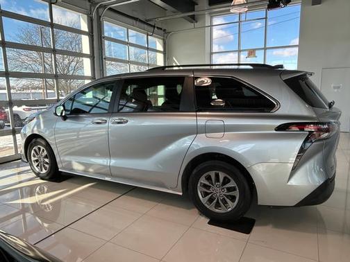 2024 Toyota Sienna XLE 8 Passenger