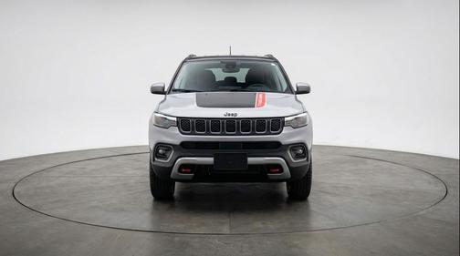 Silver Zynith Metallic Clearcoat 2025 Jeep Compass Trailhawk