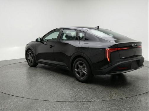 Aurora Black Pearl 2025 Kia K4 LXS