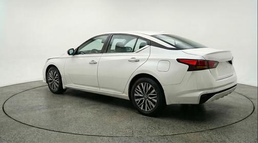Glacier White 2025 Nissan Altima SV FWD