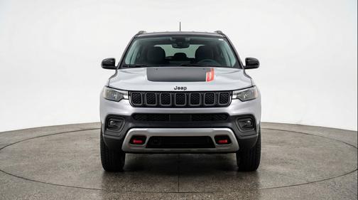 Silver Zynith Metallic Clearcoat 2025 Jeep Compass Trailhawk