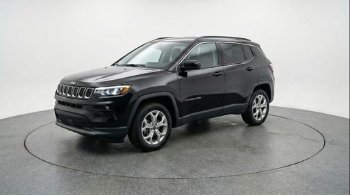 Diamond Black Crystal Pearlcoat 2025 Jeep Compass Latitude