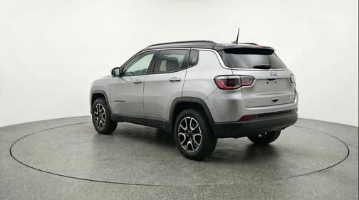Silver Zynith Metallic Clearcoat 2025 Jeep Compass Trailhawk