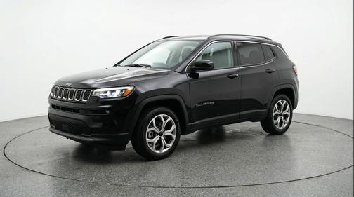 Diamond Black Crystal Pearlcoat 2025 Jeep Compass Latitude