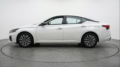 Pearl White Tricoat 2025 Nissan Altima SV FWD