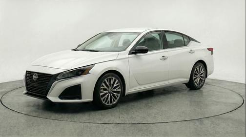 Glacier White 2025 Nissan Altima SV FWD