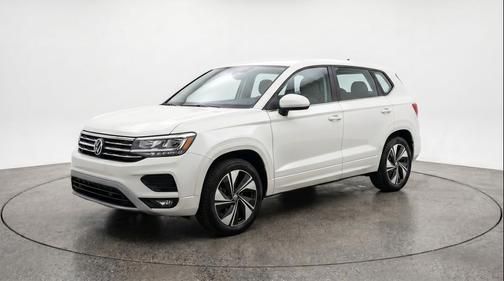 Pure White 2025 Volkswagen Taos 1.5T SE