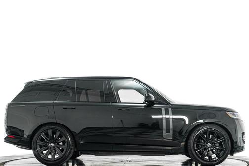 Santorini Black Metallic 2025 Land Rover Range Rover P550e SE