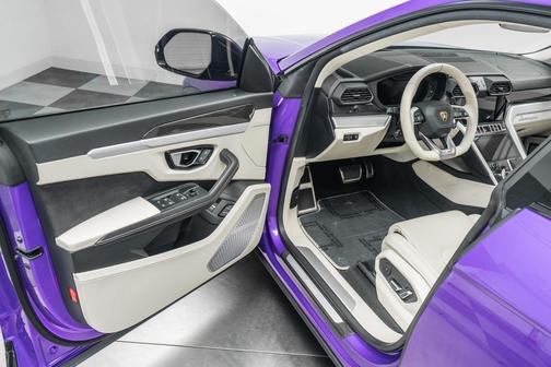 Viola Pasifae 2021 Lamborghini Urus SUV