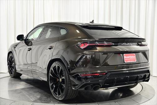 2022 Lamborghini Urus Pearl Capsule