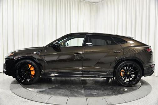 2022 Lamborghini Urus Pearl Capsule