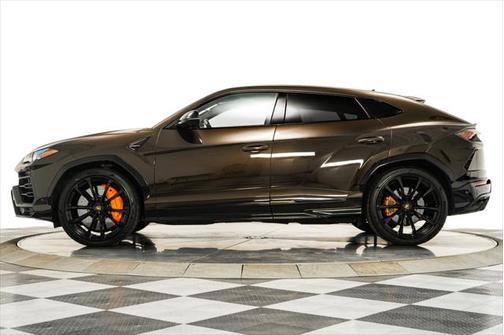 2022 Lamborghini Urus Pearl Capsule