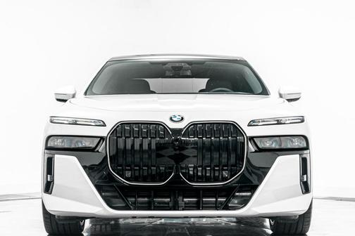 Mineral White Metallic 2024 BMW 760 xDrive
