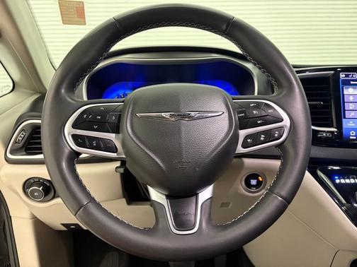 White 2022 Chrysler Pacifica Touring L