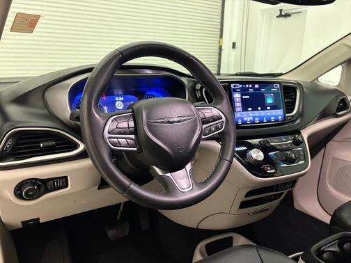 White 2022 Chrysler Pacifica Touring L