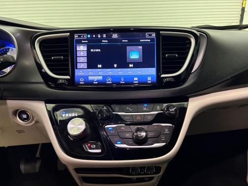 White 2022 Chrysler Pacifica Touring L