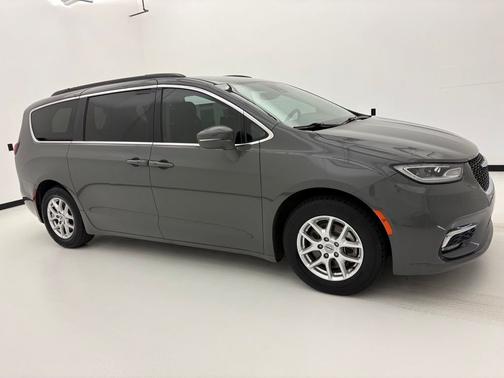 White 2022 Chrysler Pacifica Touring L