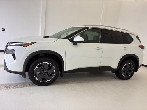 Everest White Pearl 2024 Nissan Rogue SV FWD