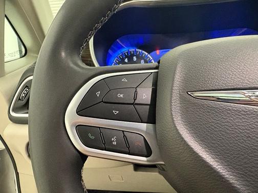 White 2023 Chrysler Pacifica Limited