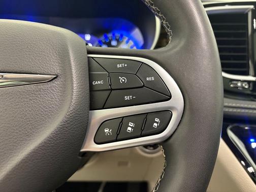 White 2023 Chrysler Pacifica Limited