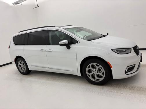 White 2023 Chrysler Pacifica Limited