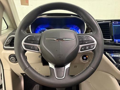 White 2023 Chrysler Pacifica Limited
