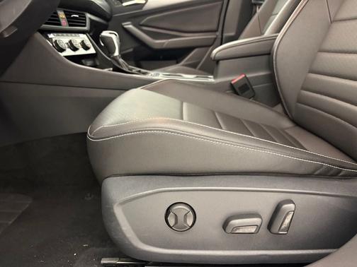 Silver 2024 Volkswagen Jetta 1.5T SE