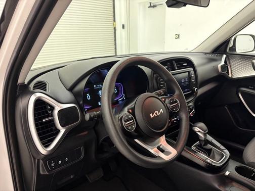 White 2025 Kia Soul LX