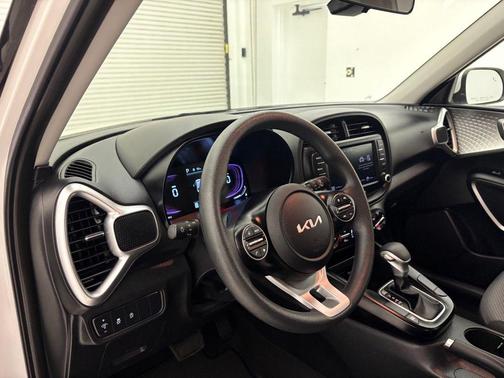 White 2025 Kia Soul LX