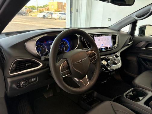 Bright White Clearcoat 2025 Chrysler Pacifica L