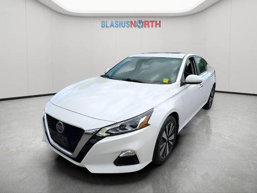 Pearl White Tricoat 2021 Nissan Altima 2.5 SV