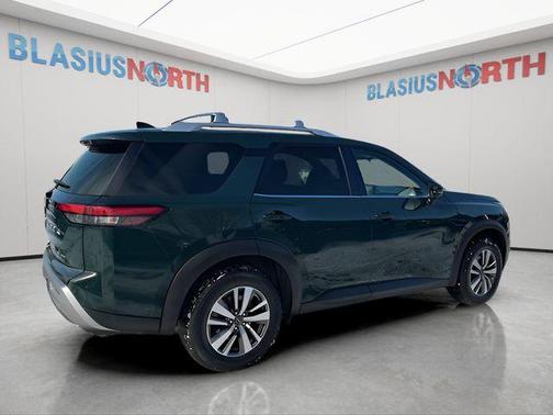 2023 Nissan Pathfinder SL 4WD
