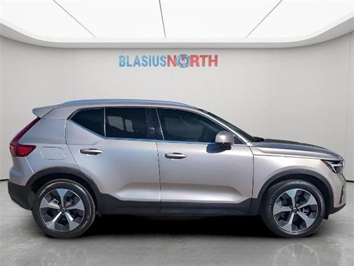 2024 Volvo XC40 B5 Plus Bright Theme