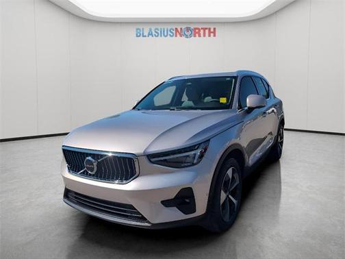 2024 Volvo XC40 B5 Plus Bright Theme