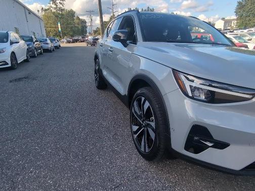 2025 Volvo XC40 B5 Plus Dark Theme