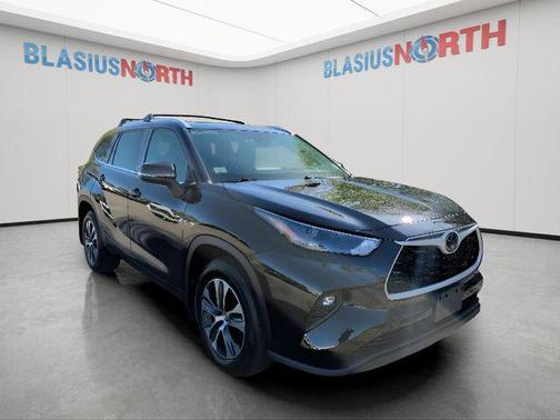 Midnight Black Metallic 2022 Toyota Highlander XLE