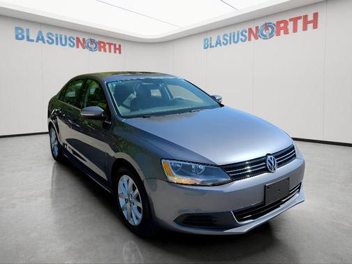 Platinum Gray Metallic 2014 Volkswagen Jetta Auto SE w/Connectivity