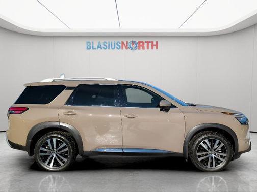 2025 Nissan Pathfinder Platinum 4WD
