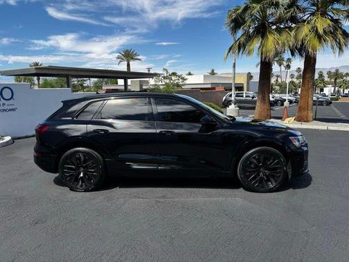 Mythos Black Metallic 2024 Audi Q8 e-tron Prestige