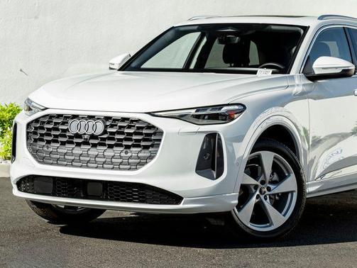 Glacier White Metallic 2025 Audi Q5 Premium Plus TFSI quattro S tronic