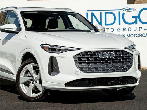 Glacier White Metallic 2025 Audi Q5 Premium Plus TFSI quattro S tronic