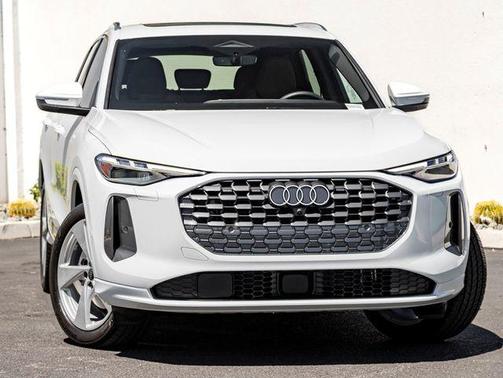 Glacier White Metallic 2025 Audi Q5 Premium Plus TFSI quattro S tronic