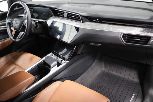 Mythos Black Metallic 2023 Audi e-tron Premiumwe