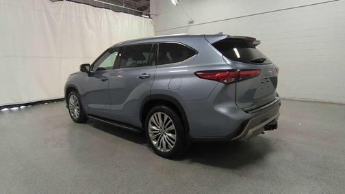 2022 Toyota Highlander Hybrid Platinum