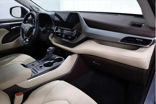2022 Toyota Highlander Hybrid Platinum