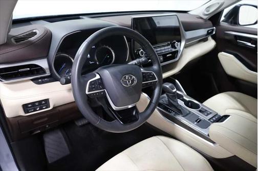 2022 Toyota Highlander Hybrid Platinum