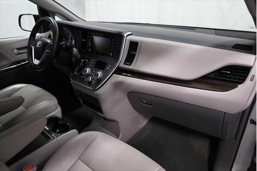 2019 Toyota Sienna XLE